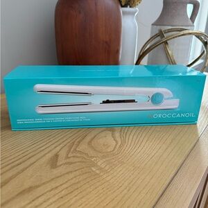 Moroccanoil Professional Series Titanium Ceramic Hairstyling flat Iron